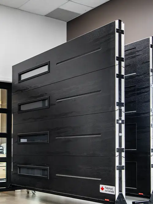 2 portes de garage noir avec fenêtres à gauche dans une salle de montre