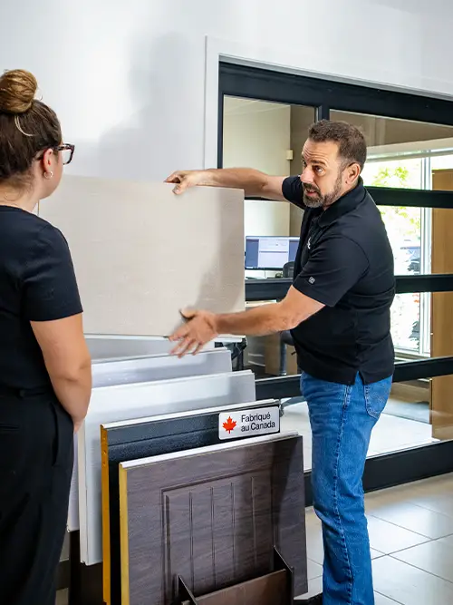 Vendeur Portes RSM avec client pour vente porte de garage