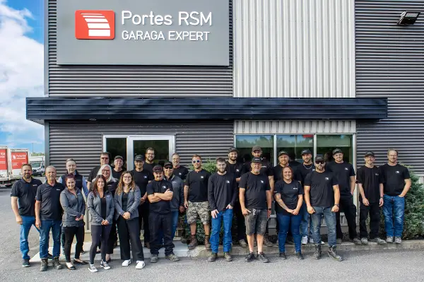 Équipe de RSM portes de garage devant le commerce