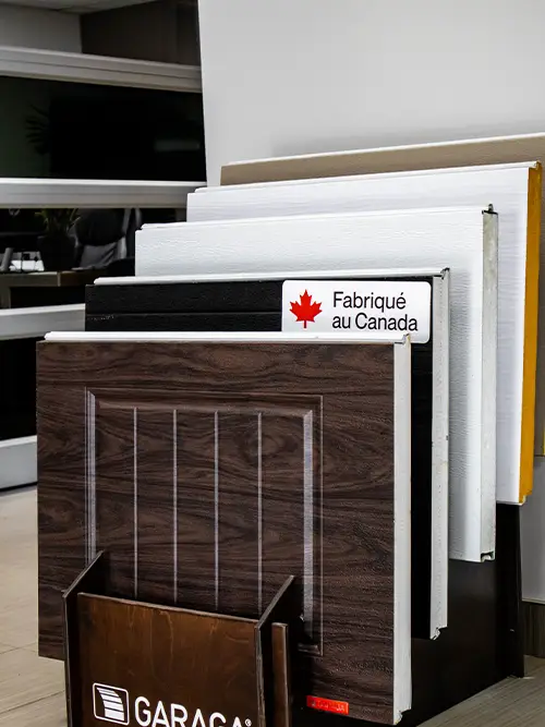 Échantillons porte de garage dans une salle de montre