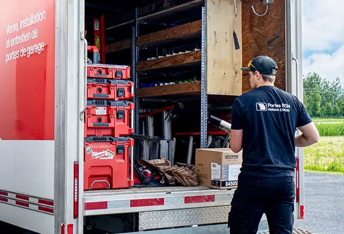 Installateurs de Portes RSM préparant leur camion pour aller faire l'entretien des portes de garage agricoles d'un bâtiment de machinerie agricole à St-Rémi