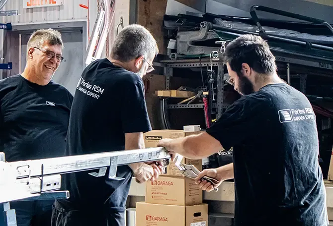 Installateurs de Portes RSM préparant leur camion pour aller réparer des portes de garage agricoles d'une grange à poteaux à St-Édouard